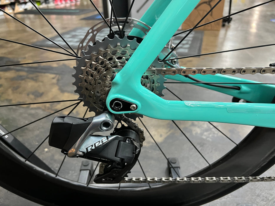 Bianchi Oltre XR4 Disc SRAM Red eTap AXS - Enve Foundation 65 Wheels - Celeste 2022