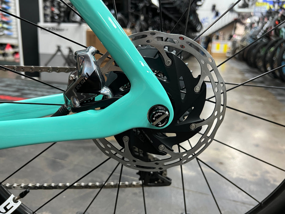 Bianchi Oltre XR4 Disc SRAM Red eTap AXS - Enve Foundation 65 Wheels - Celeste 2022