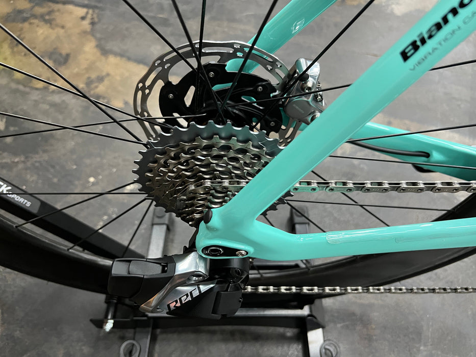 Bianchi Oltre XR4 Disc SRAM Red eTap AXS - Enve Foundation 65 Wheels - Celeste 2022