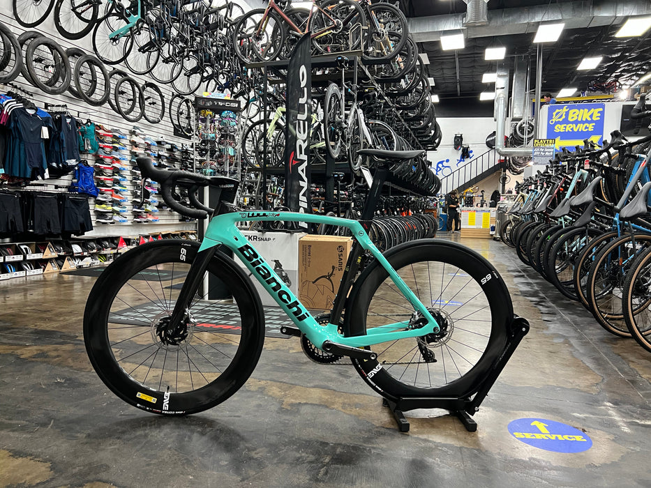 Bianchi Oltre XR4 Disc SRAM Red eTap AXS - Enve Foundation 65 Wheels - Celeste 2022