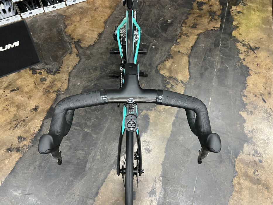 Bianchi Oltre XR4 Disc SRAM Red eTap AXS - Enve Foundation 65 Wheels - Celeste 2022