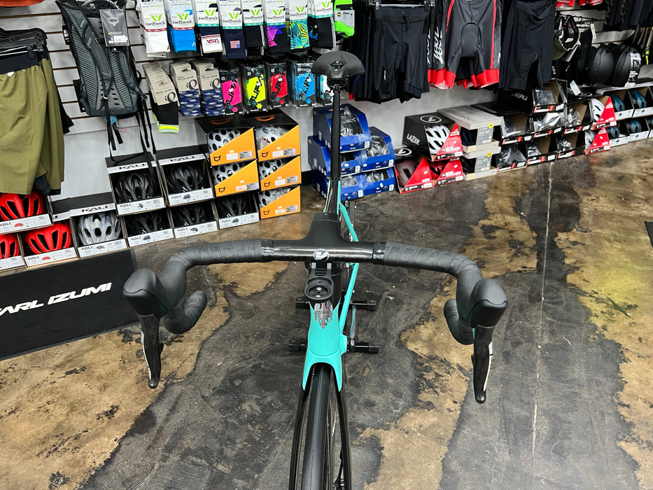 Bianchi Oltre XR4 Disc SRAM Red eTap AXS - Enve Foundation 65 Wheels - Celeste 2022